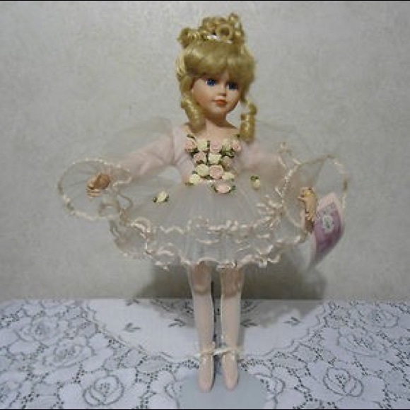 NWT 🩰LIMITED EDITION🩰COLLECTIBLE MEMORIES GISELLE PORCELAIN DOLL• - Picture 3 of 14